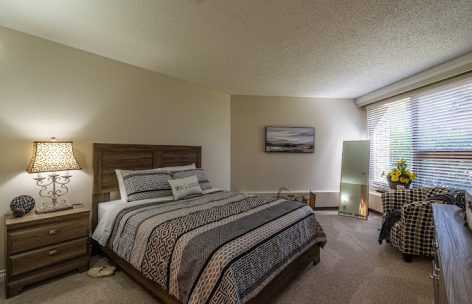 TrinityLodge-HDR-33-One-bedroom-primary-bedroom